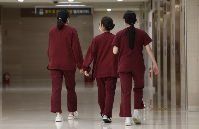 의정갈등이 이어지고 있는 12일 오전 서울 한 대형병원에서 의료진이 이동하고 있다. <연합뉴스>